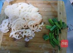 胡萝卜炒藕片的做法图解1