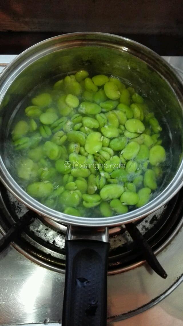 蚕豆洗净开水煮2分钟起锅沥水备用
