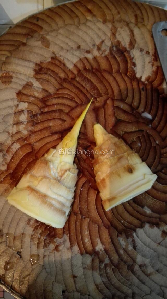 春笋剥皮洗净切片
