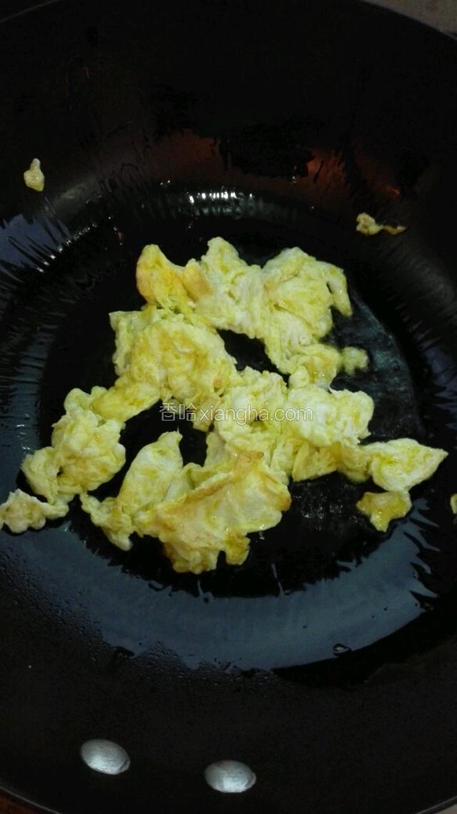 起油锅下鸭蛋滑炒，盛出备用