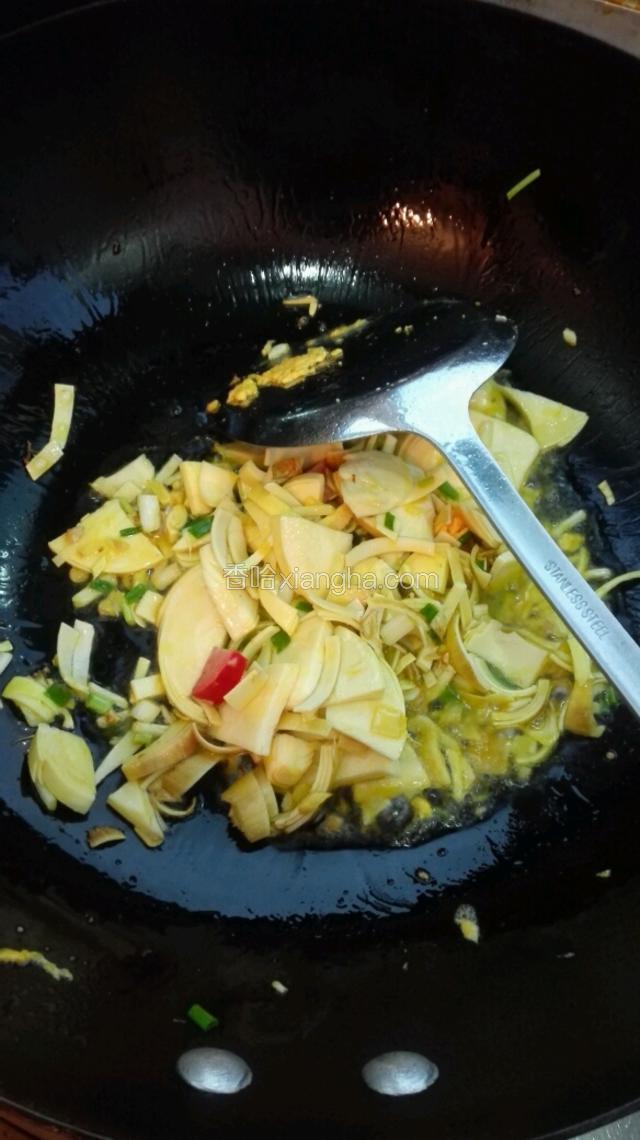 起油锅，先放入焯水的笋片煸炒