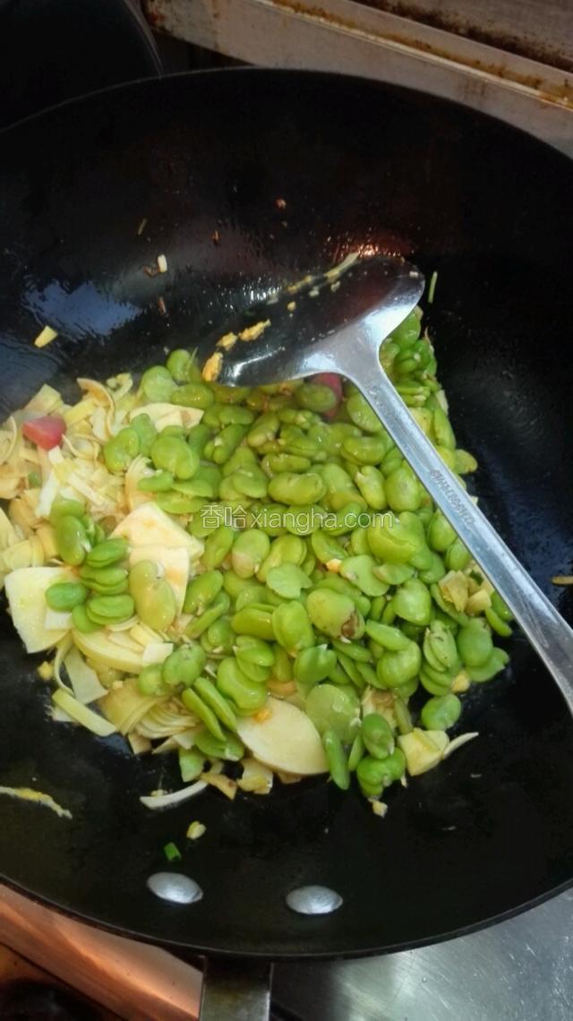 接着放入蚕豆煸炒数刻