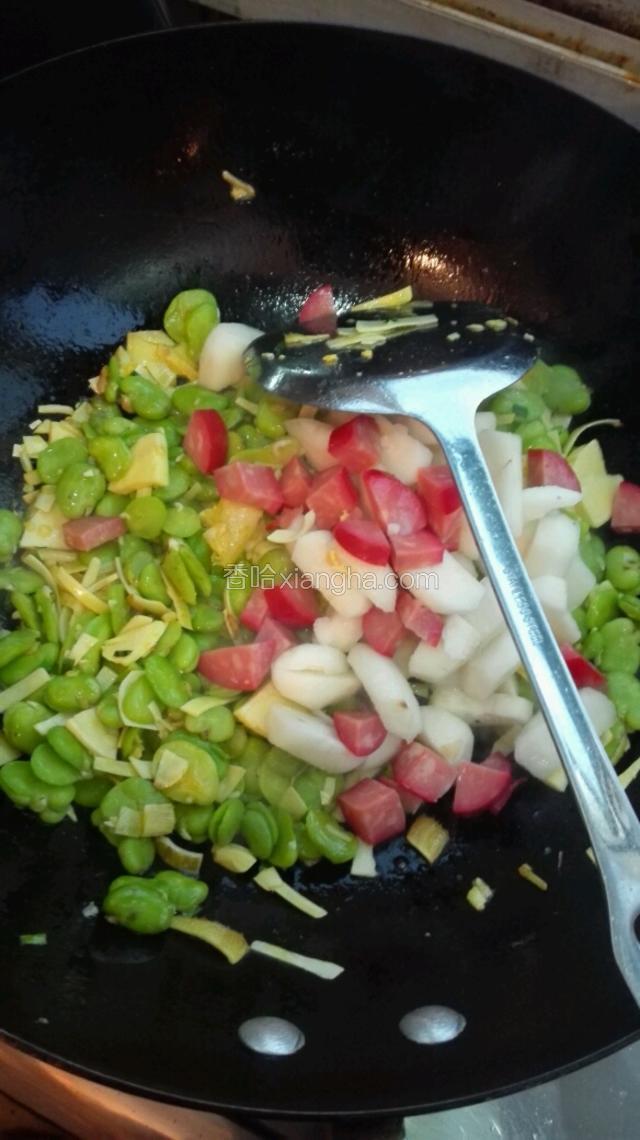 再倒入马蹄和红肠丁翻炒