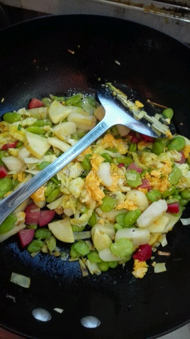 最后放入事先滑炒好的鸭蛋，加盐，胡椒粉，鸡精调味