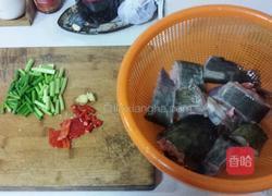 红烧鲶鱼的做法图解1