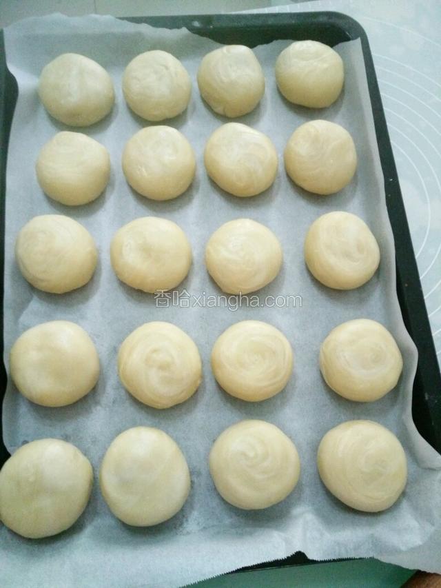 覆盖保鲜膜松弛15分钟，烤箱预热上下火180度