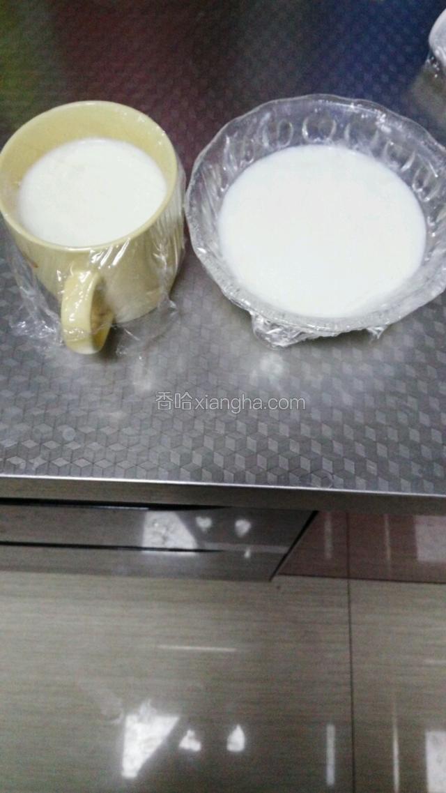 用保鲜膜封上，拿牙签扎上几个孔