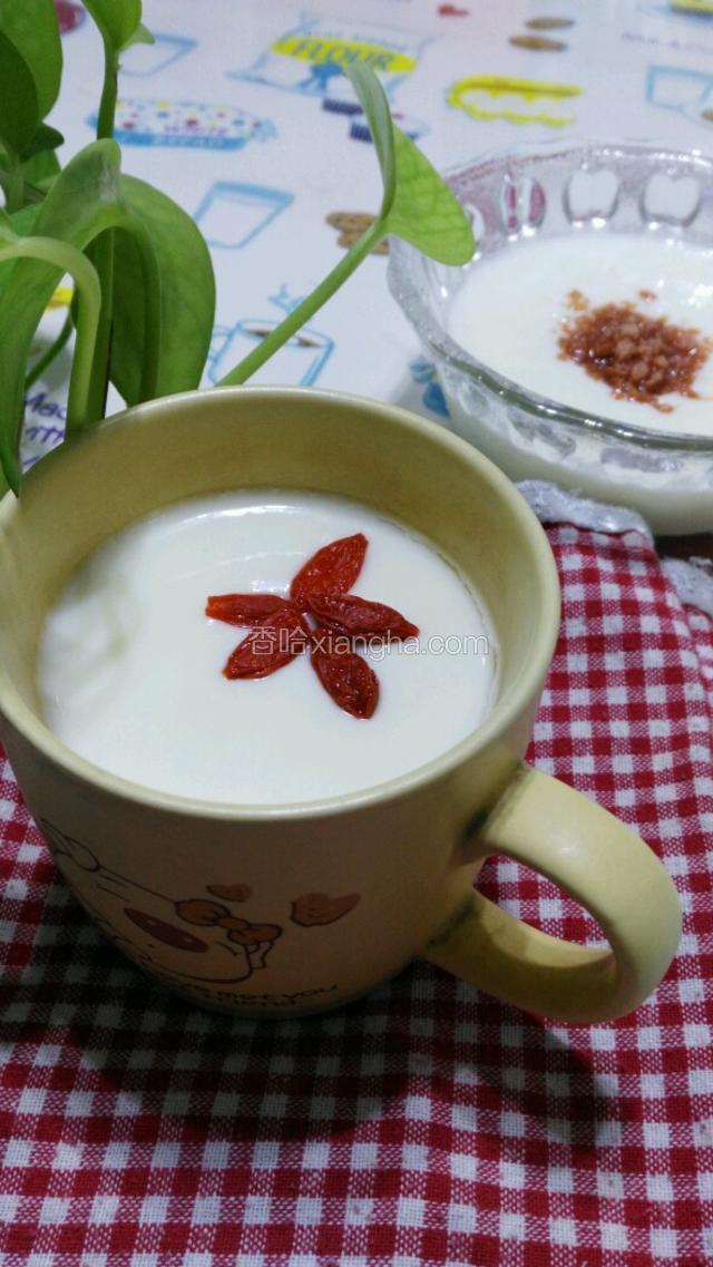 上锅蒸，大火烧开后，转中小火蒸20分钟左右，取出放冰箱冷藏2小时，撒入山楂粉即可