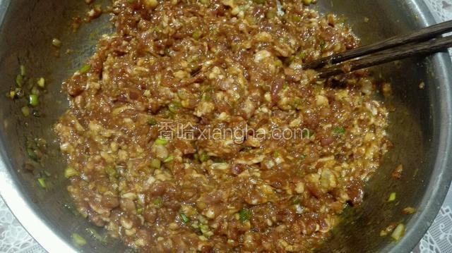 顺一个方向搅拌上劲，使肉顺滑腻糊！