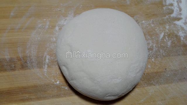 面粉慢慢加入温水活成较软面团，盖上保鲜膜松弛半小时，中途需要揉两次使面团光滑！