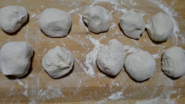 分成比饺子皮大一点面团！
