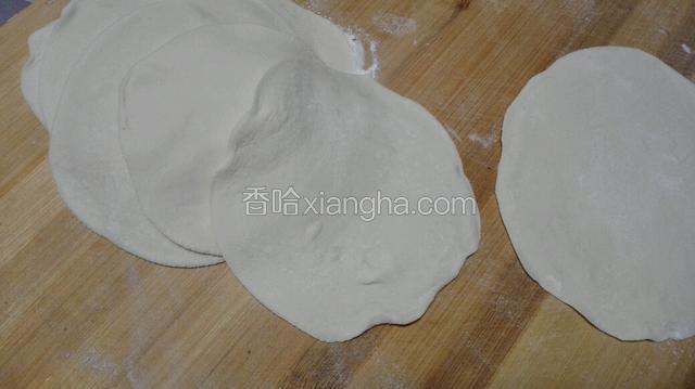 擀成比饺子皮略微厚一点的皮！