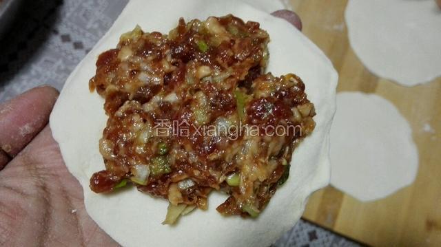 放上馅料，要多放点！