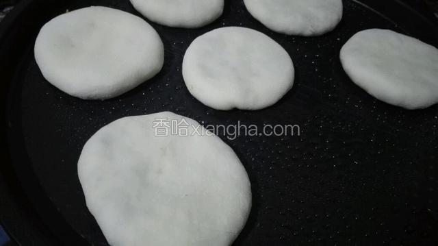 放入预热好的电饼铛，锅里刷点油！