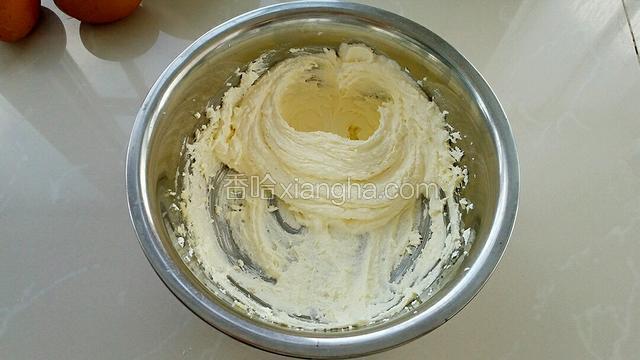 在软化的黄油中加入细砂糖和奶粉，用打蛋器打发，直到体积蓬松颜色变浅。