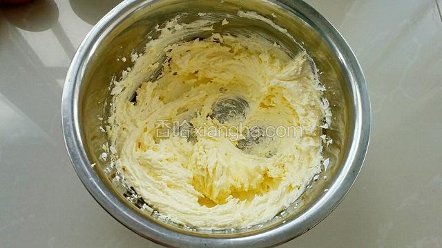每次都要等蛋黄和黄油完全混合均匀，再加入下一个蛋黄继续搅打。