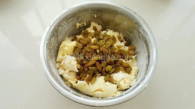 倒入葡萄干混合均匀。