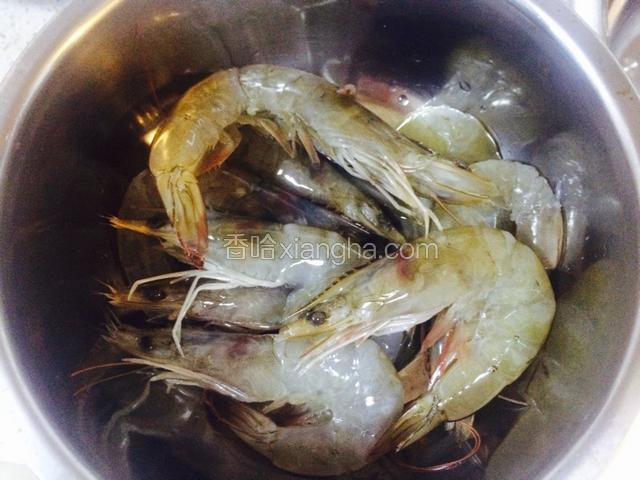 放料酒腌制，也可以加在汤汁里一起炒。