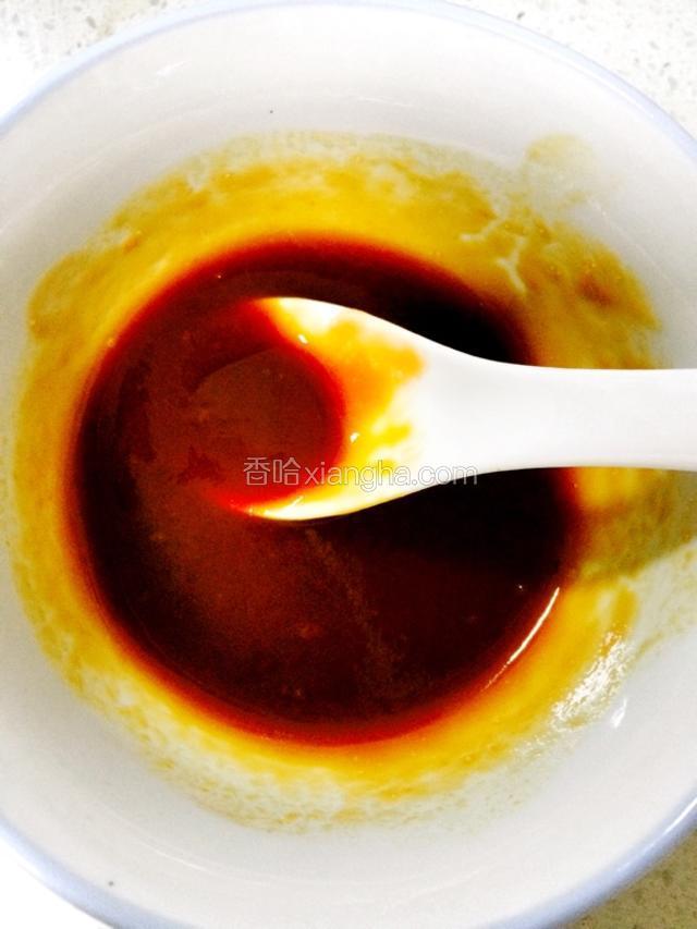 一勺海鲜酱油两勺番茄酱半勺蚝油，一勺白糖，搅拌均匀，自己尝一下，不足再加。