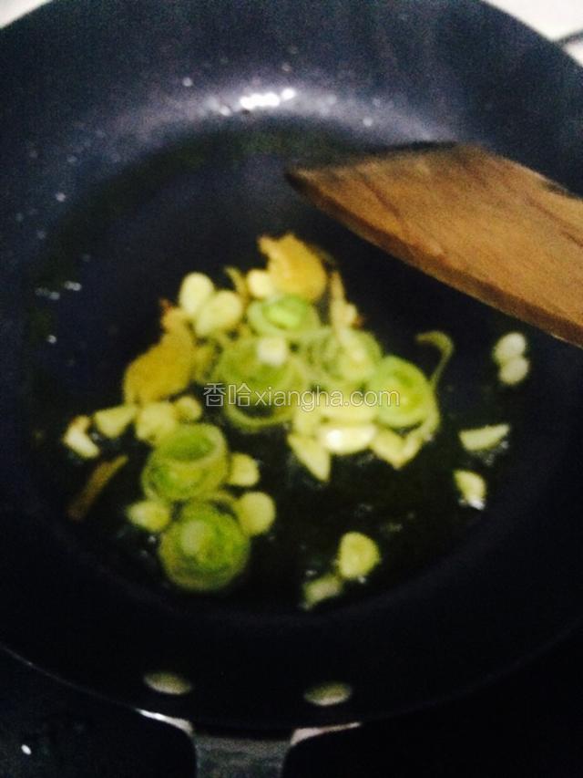 锅放油烧热后加入葱姜蒜炒香。