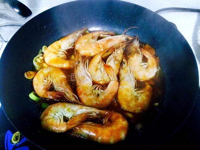 把虾放进去，汤汁粘稠且上色。