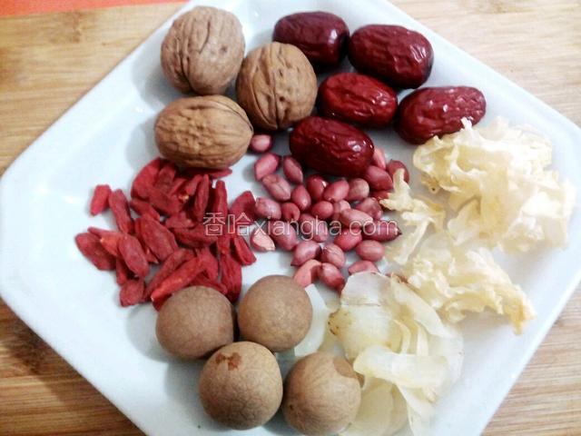  准备好各种食材，红枣去核，剥出核桃肉，剥出桂圆肉，于前一天晚上把它们放入水中浸泡。
