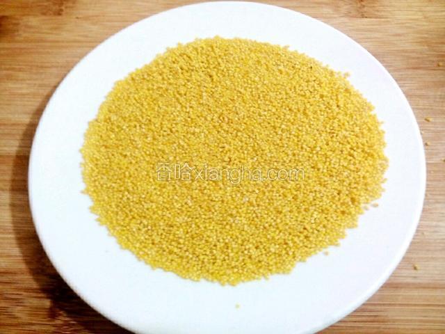 第二天早上就可以将浸泡好的食材和小黄米倒入豆浆机中，加入适当的水，按米糊键，等一会就有成品了！
