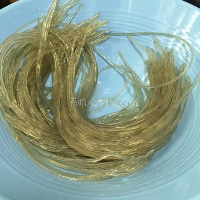 红薯粉提前一个小时泡水备用