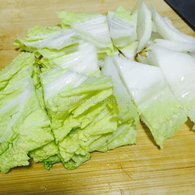 白菜洗干净切块备用