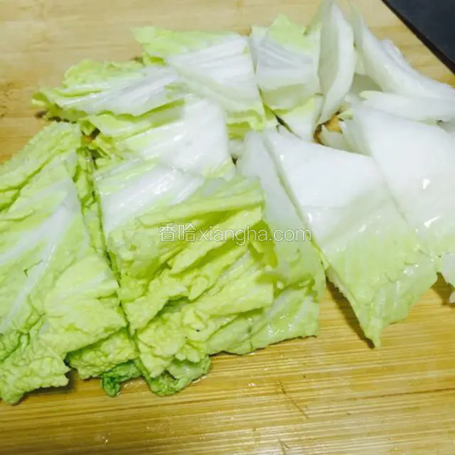 白菜洗干净切块备用