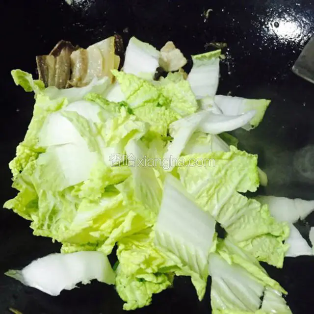 再加入切好的白菜翻炒