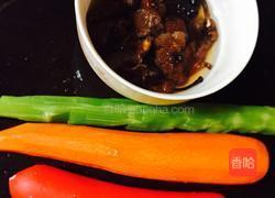 胡萝卜炒火腿肠的做法图解1