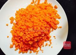 胡萝卜炒火腿肠的做法图解2