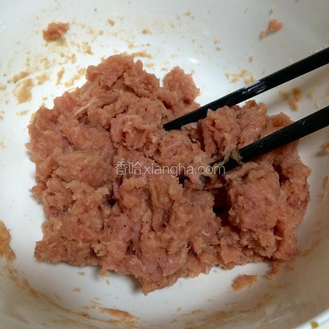 在猪肉末中加入盐、黑胡椒、玉米淀粉、蚝油、料酒和砂糖，用筷子以顺时针方向搅拌至肉沫成团，起胶。再用手抓起肉团，向盆内摔至少30下左右。