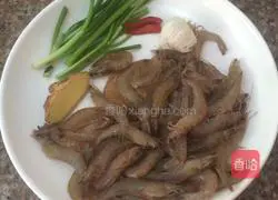 Illustration of how to make fried river shrimp in oil 1
