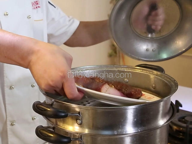 把腊肉和腊肠用蒸锅蒸20分钟