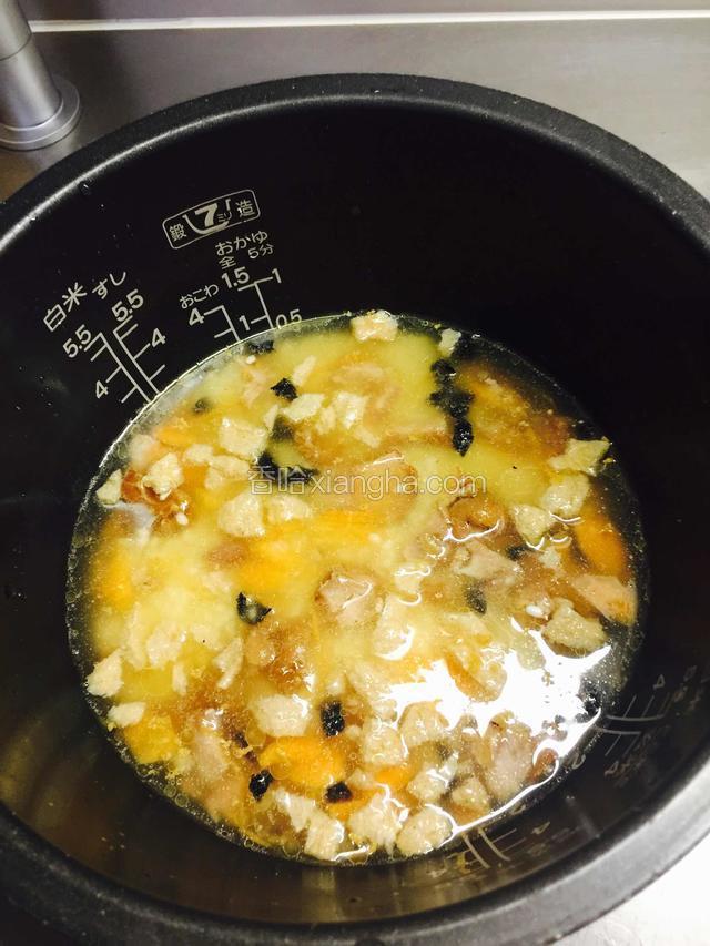 把糯米洗净水沥干，加入上述所有调味料稍微搅拌后，再加入除了生菜和肉松以外的配料后加水（喜欢软的可以多加些）浸泡30分钟后，用快煮模式把米煮熟，用比较少的水份和快煮模式煮出来的糯米比较接近用蒸锅蒸出来的糯米饭，第一次做的朋友如果怕掌握不好、可以先做一半的量试试看以后再调整自己喜欢的水量