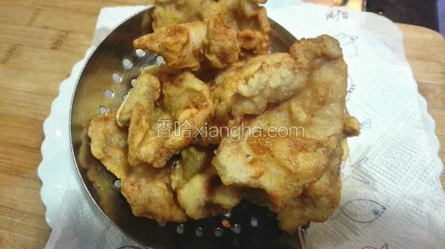 将炸好的肉片捞出沥油