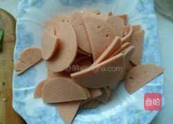 辣椒炒火腿肠的做法图解1