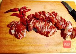 腊肠炒紫甘蓝的做法图解1