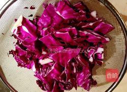 腊肠炒紫甘蓝的做法图解2