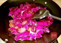 腊肠炒紫甘蓝的做法图解4
