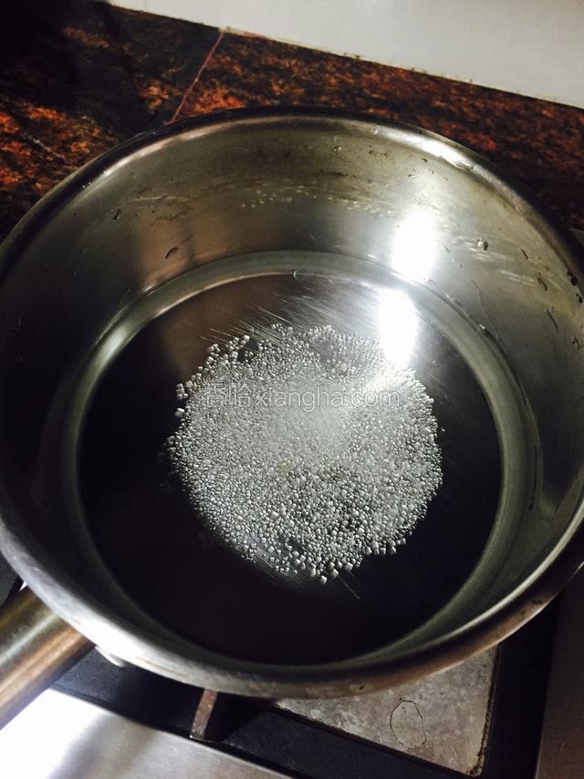 15g糖加入160g水小火溶解待用