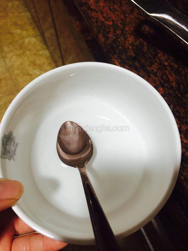 15g水与3克小苏打混合均匀待用