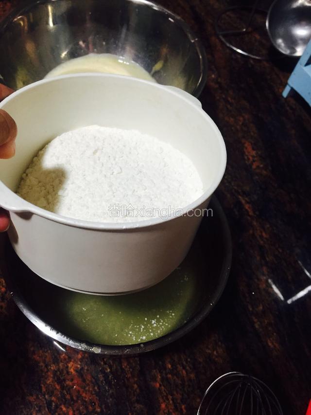 再筛入面粉搅拌均匀备用