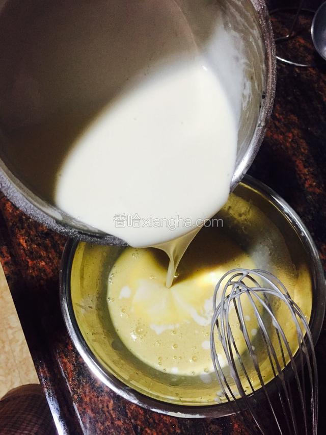 将面糊倒入蛋液中搅拌均匀备用