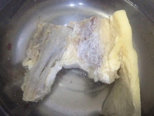 将腊肉放入温水中浸泡一下，浸泡时间看腊肉的咸度而定