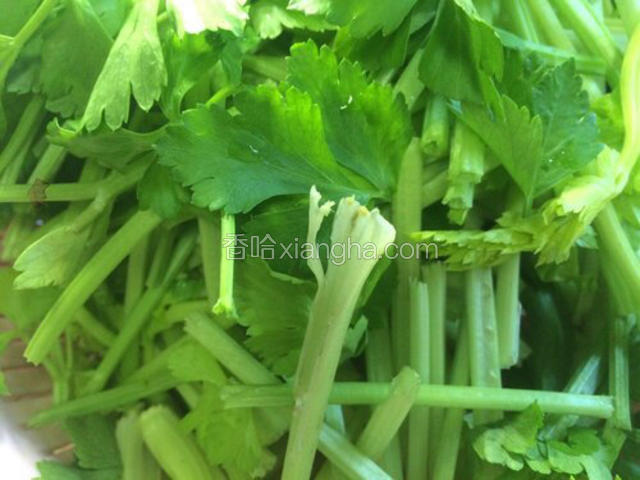将芹菜洗净，切好待用