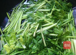 芹菜炒腊肉的做法图解4