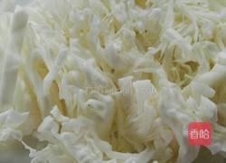 包菜炒泡面的做法图解1
